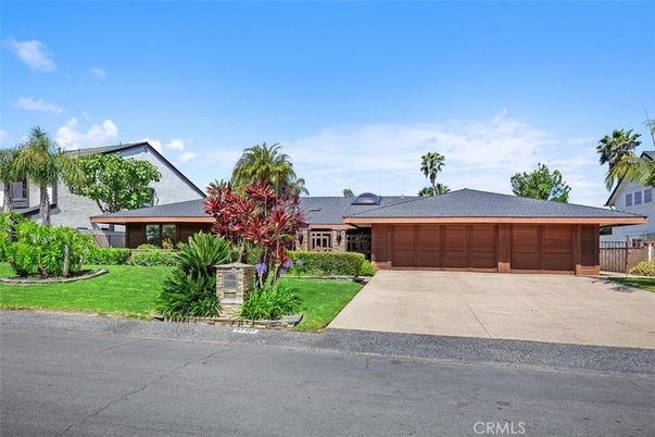 Attached, Exterior, Facade, Ranch