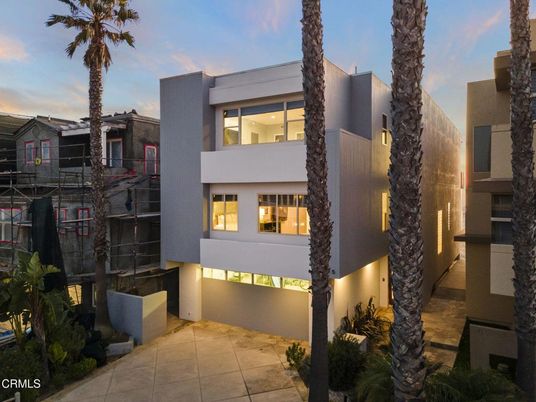 Exterior, Facade, Modern