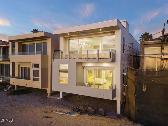 Exterior, Facade, Modern
