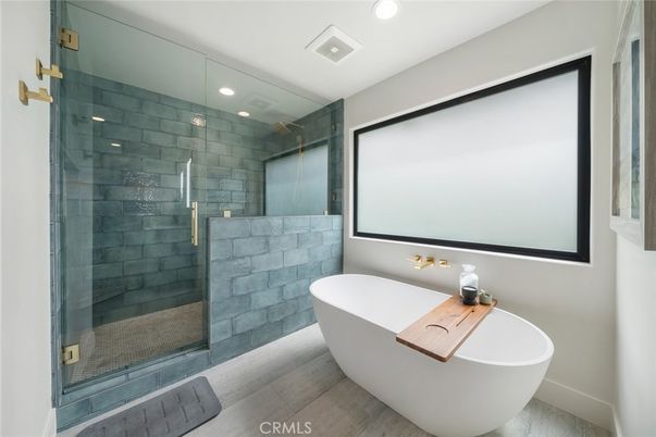 Bathroom, Free Standing Baths, Glass Shower, Interior, Projection Screen, Recessed Lighting