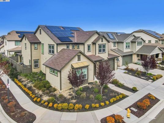 Exterior, Facade, Solar Panels, Rowhouse