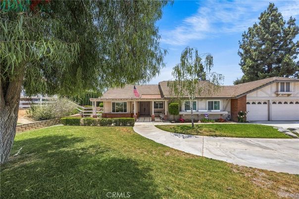 Attached, Backyard, Exterior, Facade, Brick Facade, Ranch