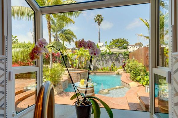 Interior, Pool, Sun Room