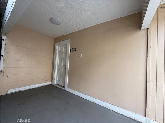 Empty room, Interior