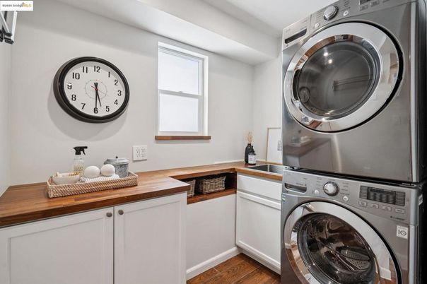 Interior, Washer, Wood Texture Flooring