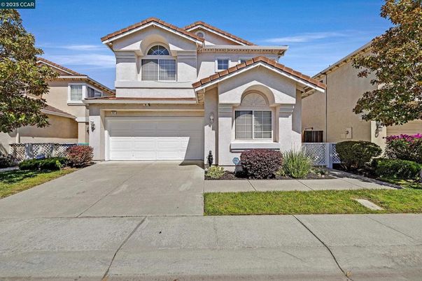 Attached, Exterior, Facade, Mediterranean
