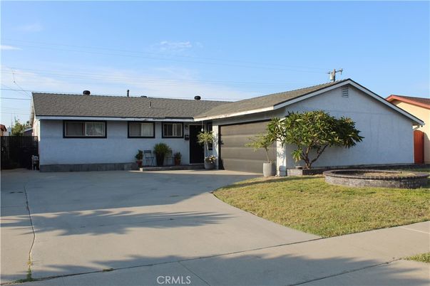 Attached, Exterior, Facade, Ranch