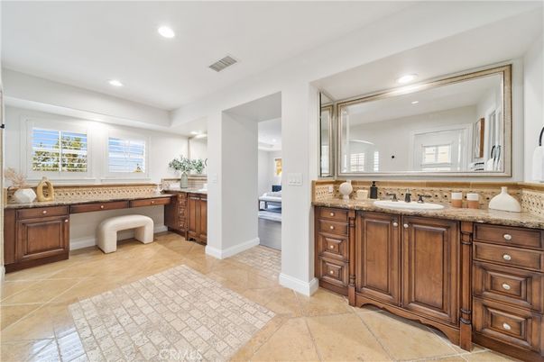 Bathroom, Dual Sink Vanities, Interior, Recessed Lighting