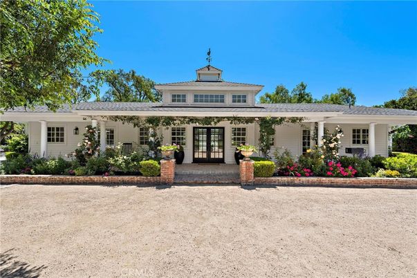 Exterior, Facade, Ranch