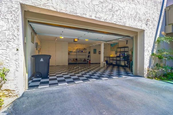 Exterior, Garage