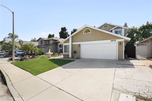 Attached, Exterior, Facade, American Craftsman