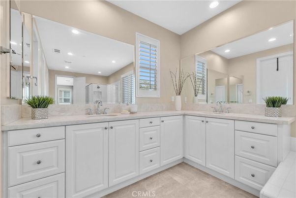 Bathroom, Dual Sink Vanities, Interior, Recessed Lighting