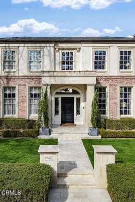 Exterior, Facade, Brick Facade, Georgian