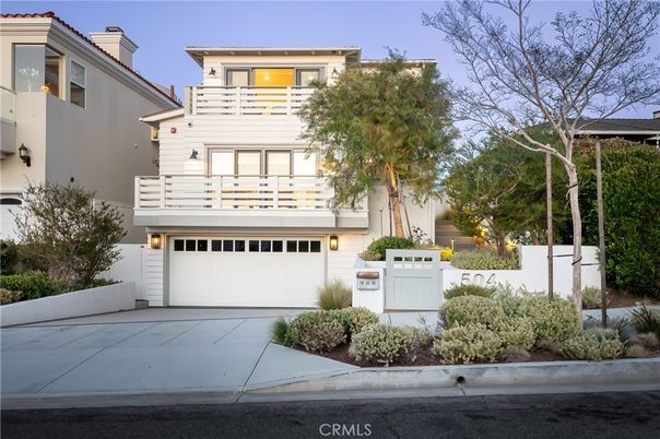 Attached, Exterior, Facade, Mediterranean