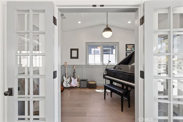Interior, Pendant Lights, Piano, Recessed Lighting, Wood Texture Flooring