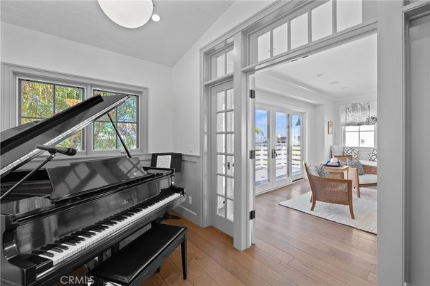 Interior, Piano, Recessed Lighting, Wood Texture Flooring