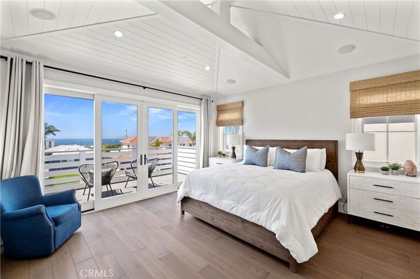 Bedroom, Interior, Pendant Lights, Recessed Lighting, Water, Wood Texture Flooring