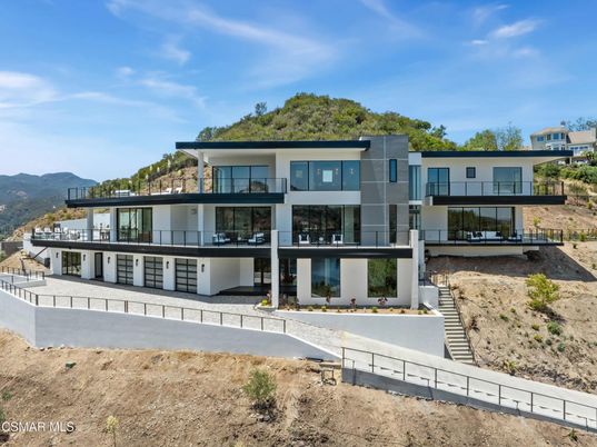 Backyard, Exterior, Facade, Modern
