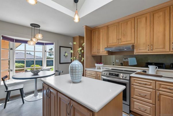 Dining room, Interior, Kitchen, Pendant Lights, Stainless Steel Appliances