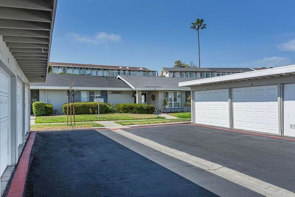 Attached, Exterior, Facade, Ranch