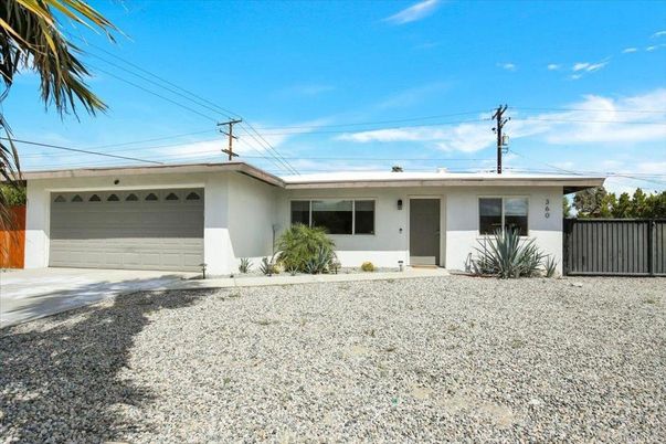 Attached, Exterior, Facade, Ranch