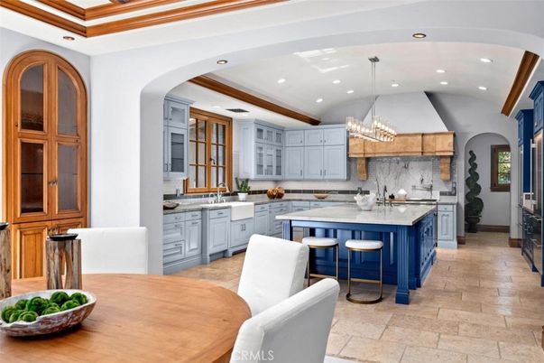 Chandelier, Interior, Kitchen, Marble Walls, Recessed Lighting