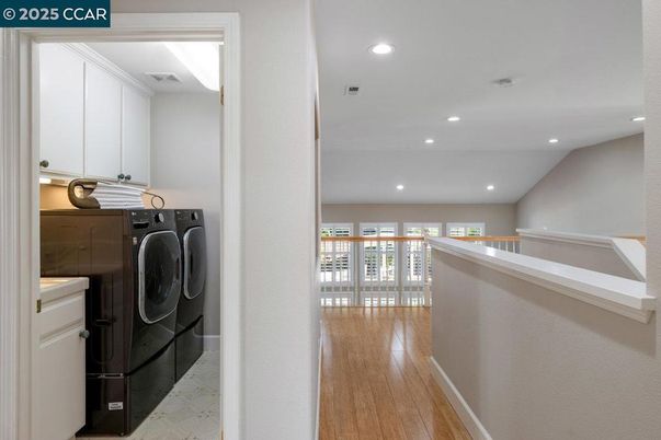 Interior, Recessed Lighting, Washer, Wood Texture Flooring