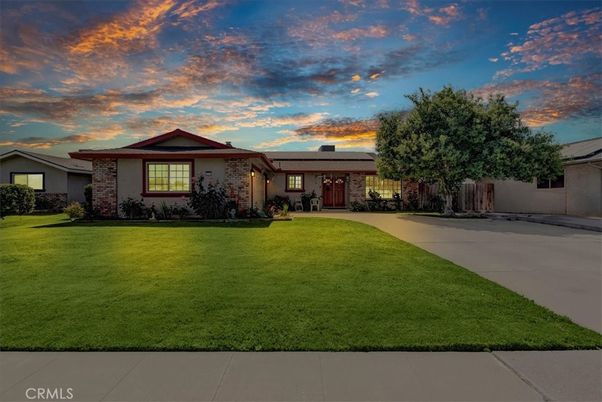 Backyard, Exterior, Facade, Brick Facade, Ranch
