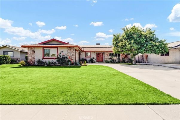 Backyard, Exterior, Facade, Solar Panels, Ranch