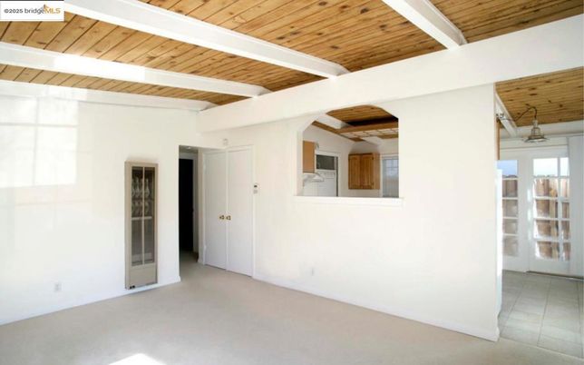Empty room, Interior, Wooden Ceilings