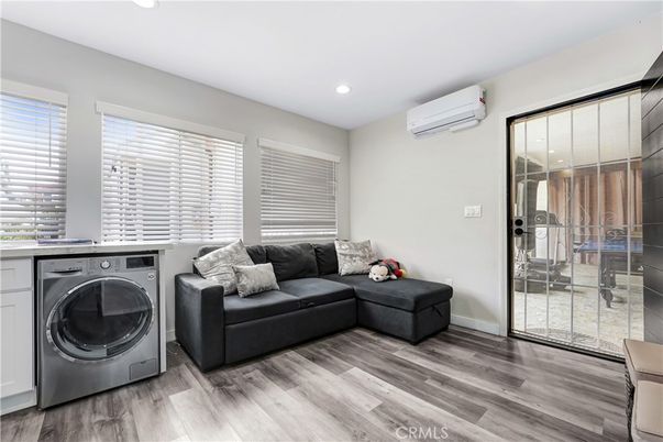 Interior, Recessed Lighting, Washer, Wood Texture Flooring