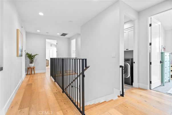 Interior, Recessed Lighting, Washer, Wood Texture Flooring
