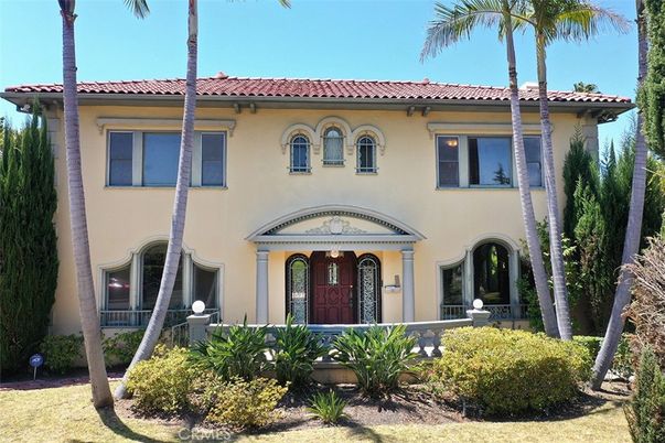 Exterior, Facade, Mediterranean