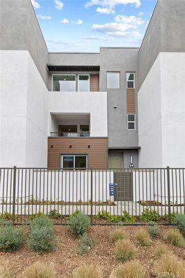 Exterior, Facade, Modern