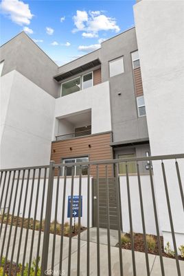 Exterior, Facade, Modern
