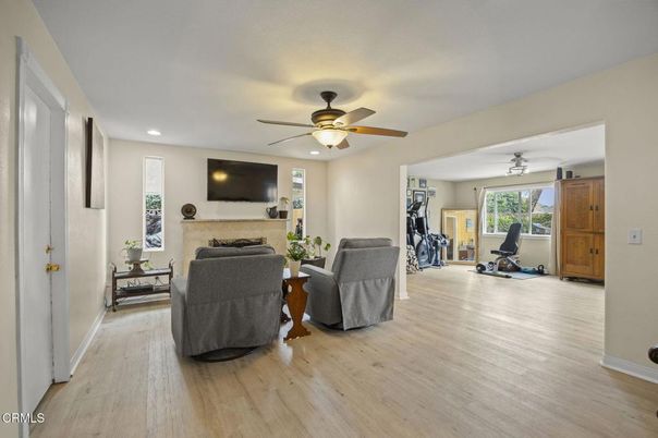 Fitness Equipment, Interior, Living room, Recessed Lighting, Wood Texture Flooring
