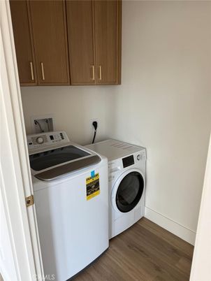 Interior, Washer, Wood Texture Flooring