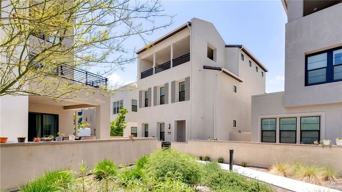 Exterior, Facade, Modern
