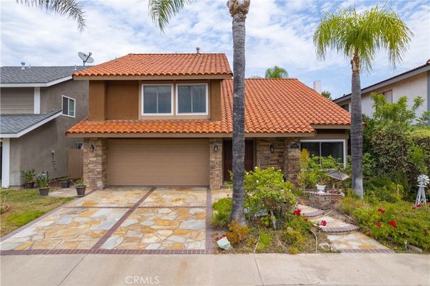 Attached, Exterior, Facade, Mediterranean