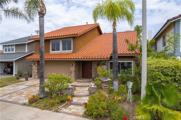 Attached, Exterior, Facade, Mediterranean