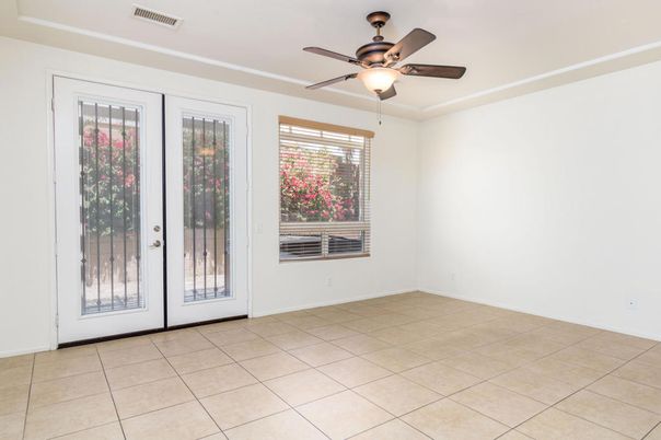 Empty room, Interior
