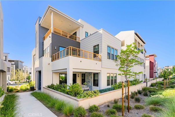 Exterior, Facade, Modern