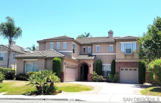 Attached, Exterior, Facade, Mediterranean