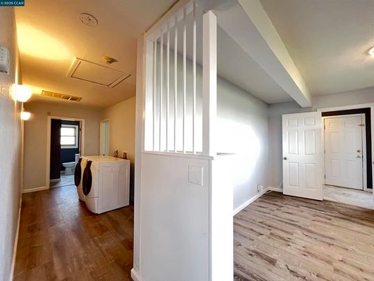 Interior, Washer, Wood Texture Flooring