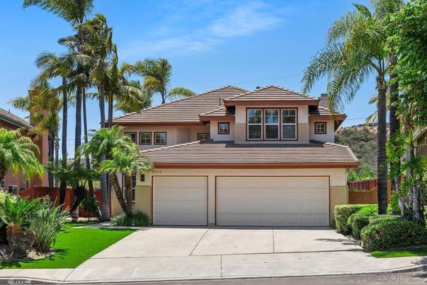 Attached, Exterior, Facade, Mediterranean