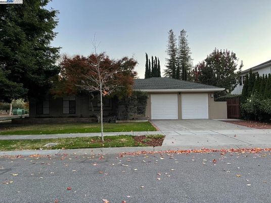 Attached, Exterior, Facade, Ranch