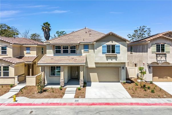 Attached, Exterior, Facade, Mediterranean