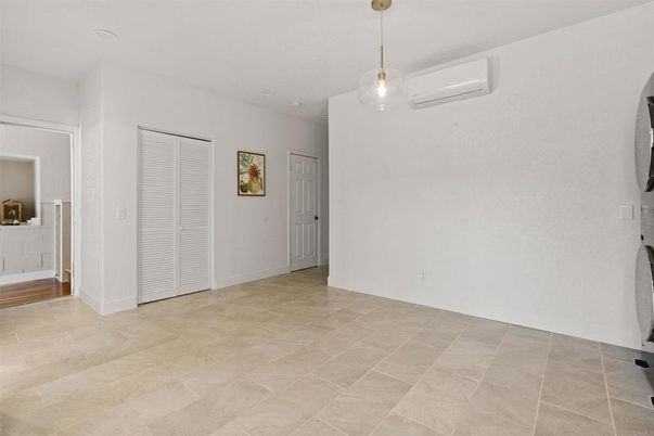 Empty room, Interior, Pendant Lights
