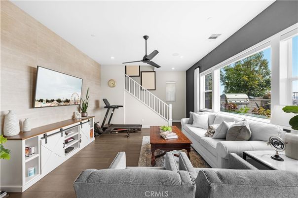 Fitness Equipment, Interior, Living room, Recessed Lighting, Wood Texture Flooring