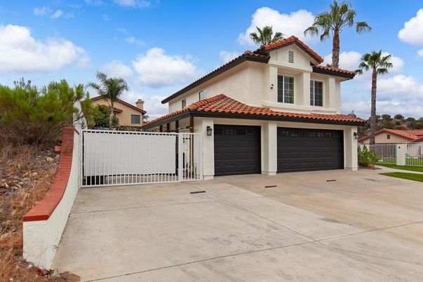 Attached, Exterior, Facade, Mediterranean